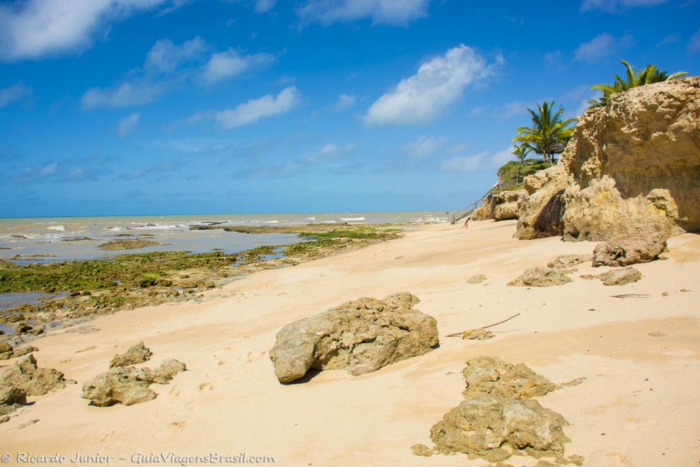 Imagem das pedras no canto da Praia da Paixão